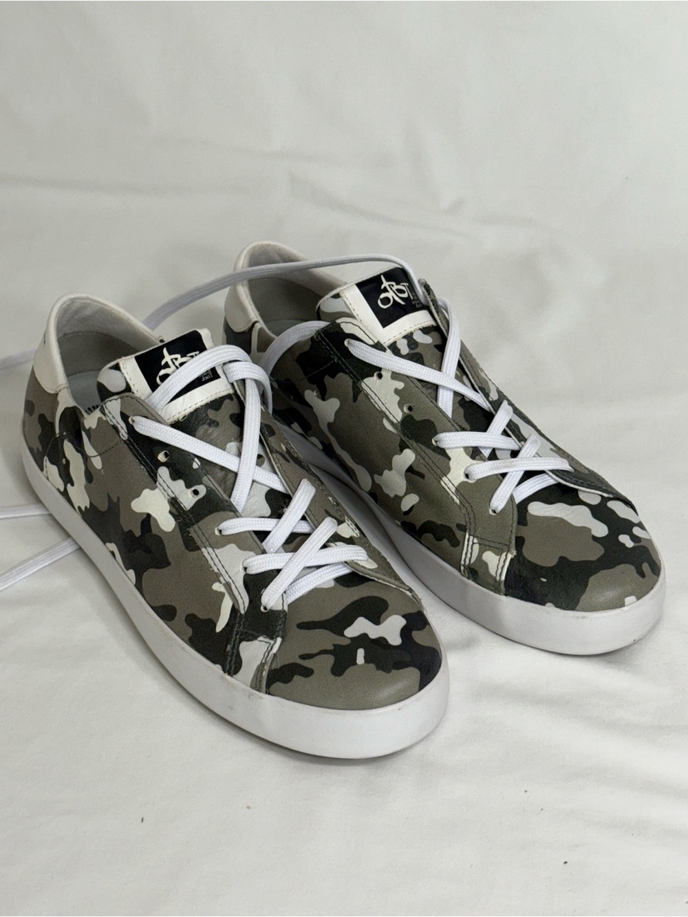 OTBT Low-Top Camouflage Sneakers in Olive/Gray Size 10